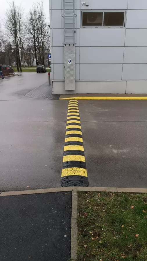 Ātrum vaļņa uzstādīšana LIDL Eizenšteina ielā.