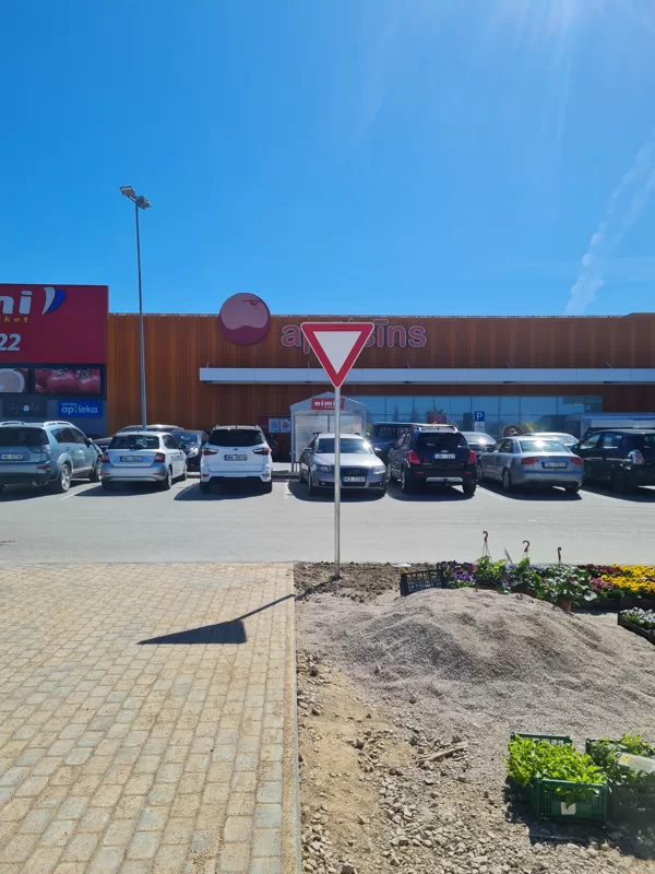 Ceļa zīmju uzstādīšana T/C Apelsīns, Ādaži