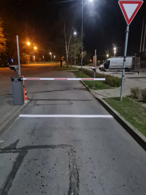 Horizontālo līniju izveide ar auksto plastiku