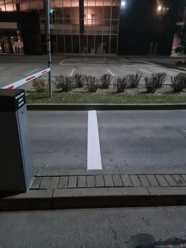 Horizontālo līniju izveide ar auksto plastiku