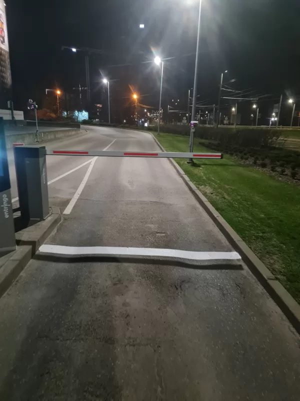 Horizontālo līniju izveide ar auksto plastiku