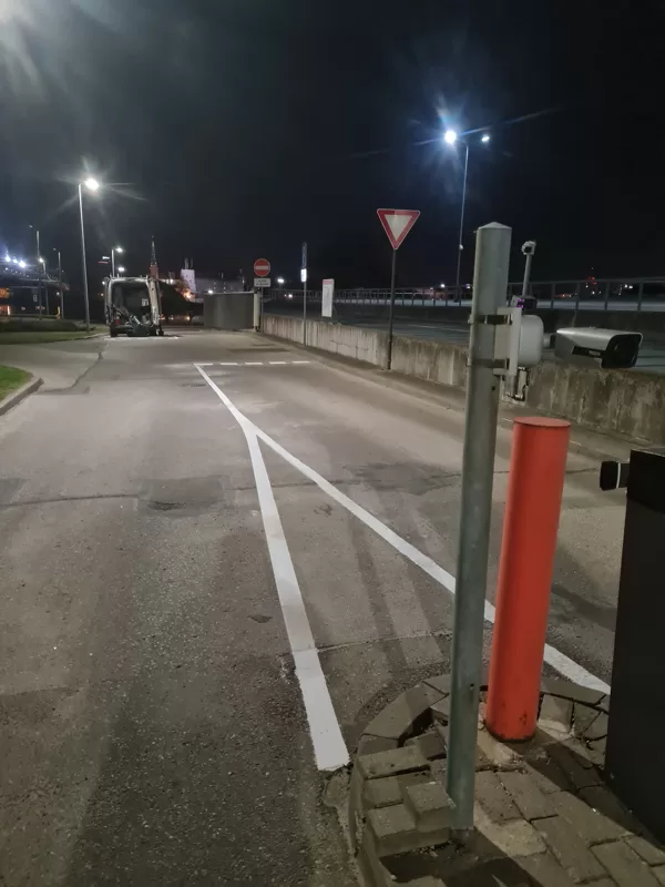 Horizontālo līniju izveide ar auksto plastiku