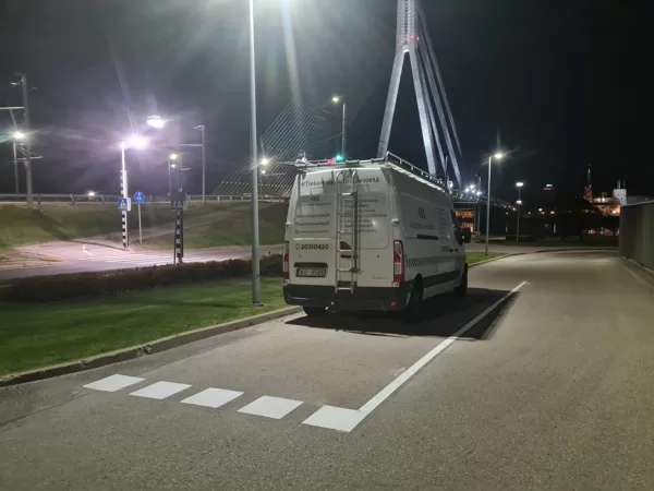 Horizontālo līniju izveide ar auksto plastiku