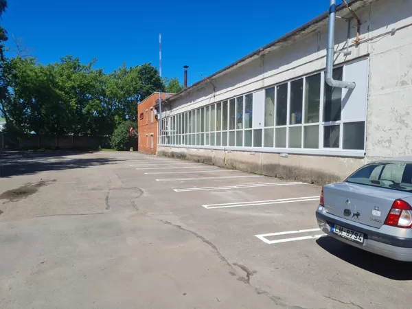 Horizontālo līniju izveide un krāsošana Vides reklāmai Ulbrokā