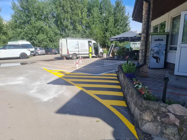 Horizontālo līniju atjaunošana un barjeras uzstādīšana Pūces ielā 34