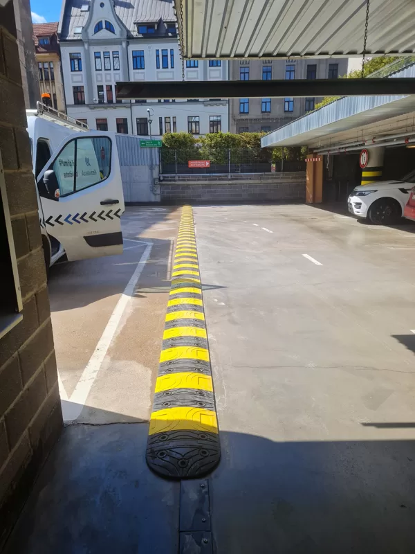 Gulošo policistu uzstādīšana Blaumaņu ielā 20