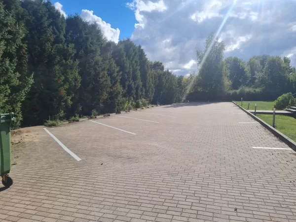 Horizontālo līniju izveide un krāsošana Carņikavā.