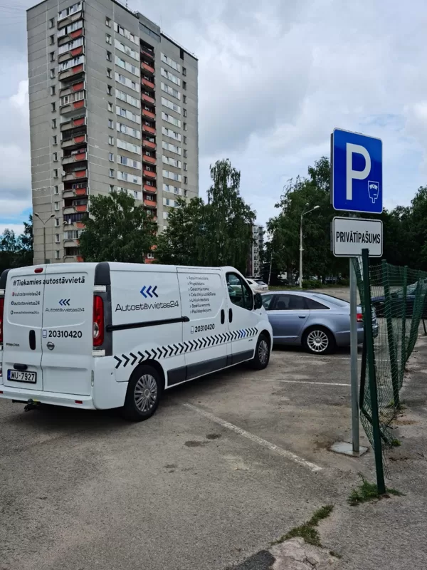 Ceļa zīmju taisnošana, labošana, uzstādīšana